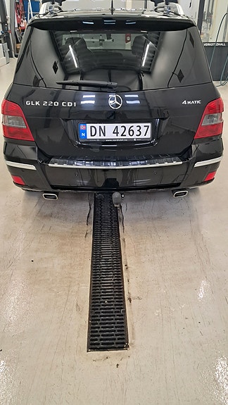 Mercedes-Benz GLK220 2 of 17
