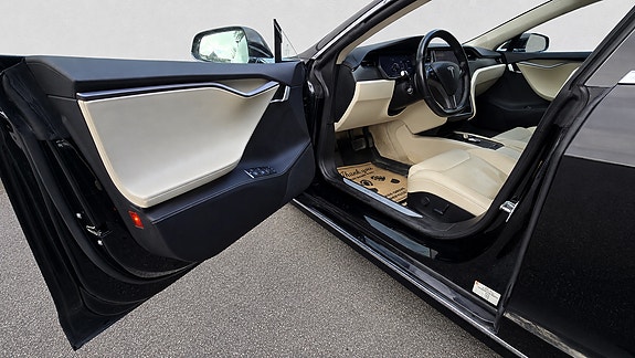 Tesla Model S 18 of 30