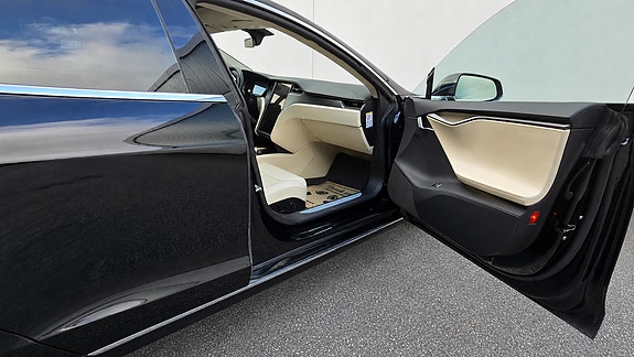 Tesla Model S 21 of 30