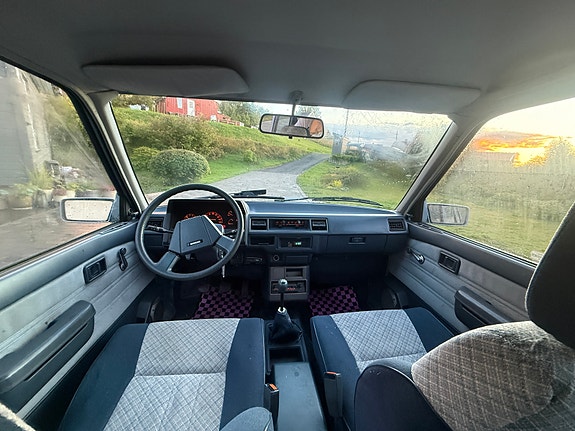 Nissan Prairie 14 of 17