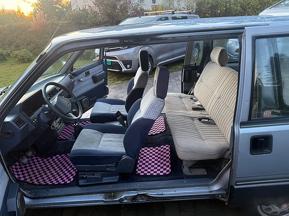 Nissan Prairie 9 of 17