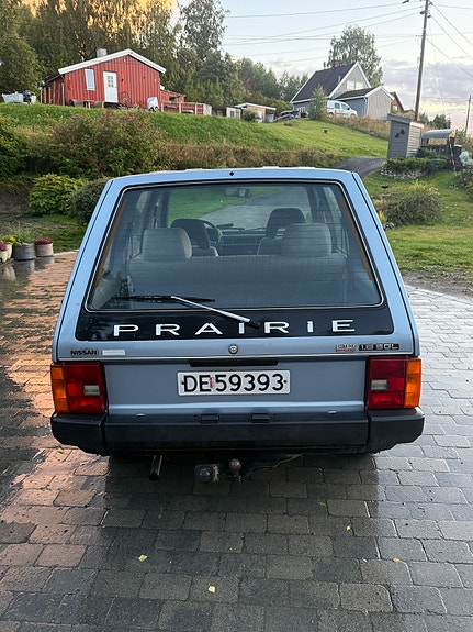 Nissan Prairie 4 of 17