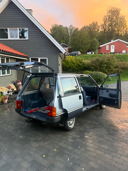 Nissan Prairie 6 of 17