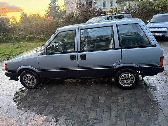 Nissan Prairie 5 of 17