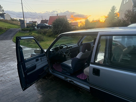 Nissan Prairie 8 of 17