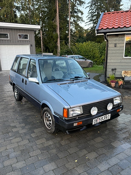 Nissan Prairie 2 of 17