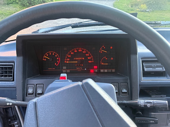 Nissan Prairie 12 of 17
