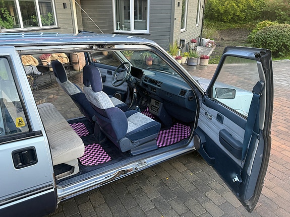 Nissan Prairie 11 of 17