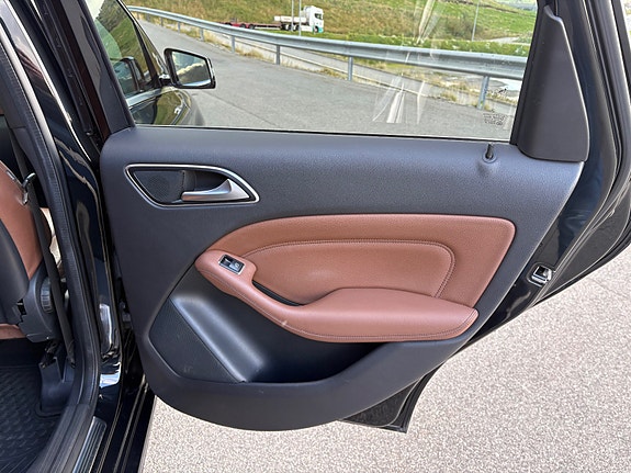 Mercedes-Benz B180 18 of 30