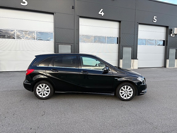 Mercedes-Benz B180 2 of 30