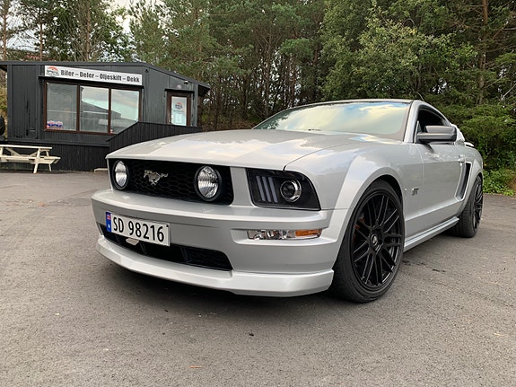 Ford Mustang 2 of 27