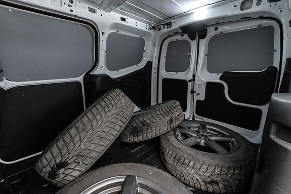 Ford Transit Courier 22 of 26