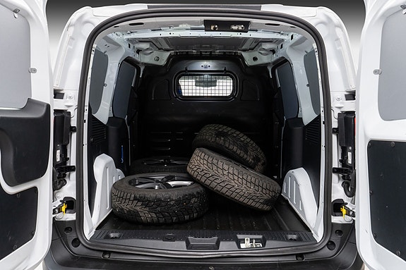 Ford Transit Courier 25 of 26