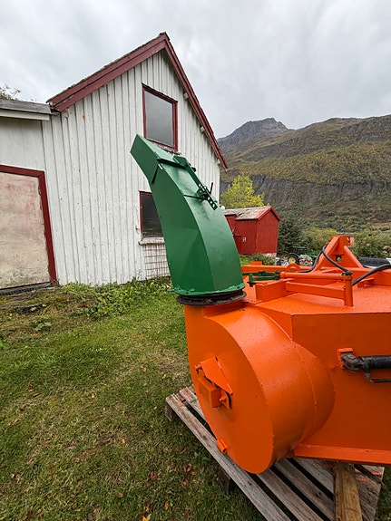 Snøfreser m hydraulisk tut og kantvinge samt klappvingeskuffe 4 of 8