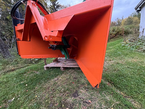Snøfreser m hydraulisk tut og kantvinge samt klappvingeskuffe 5 of 8