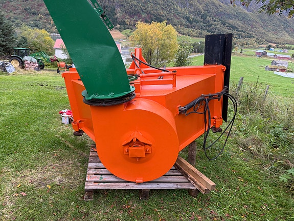 Snøfreser m hydraulisk tut og kantvinge samt klappvingeskuffe 8 of 8