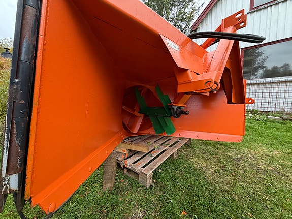 Snøfreser m hydraulisk tut og kantvinge samt klappvingeskuffe 6 of 8