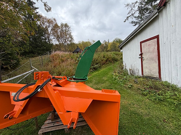 Snøfreser m hydraulisk tut og kantvinge samt klappvingeskuffe 7 of 8