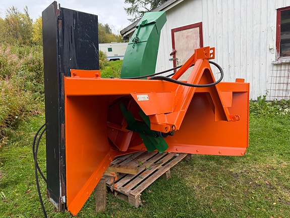 Snøfreser m hydraulisk tut og kantvinge samt klappvingeskuffe 2 of 8