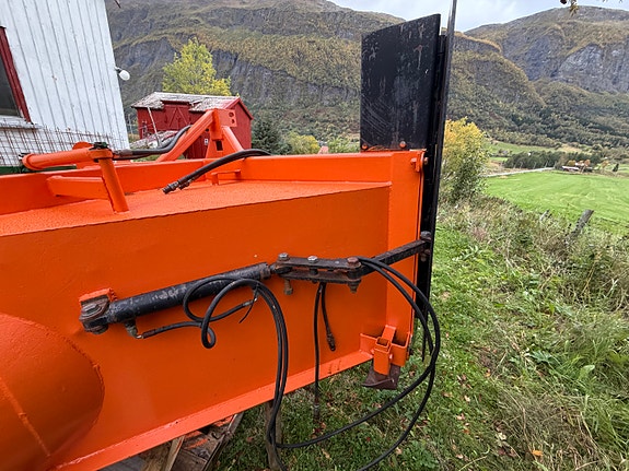 Snøfreser m hydraulisk tut og kantvinge samt klappvingeskuffe 3 of 8