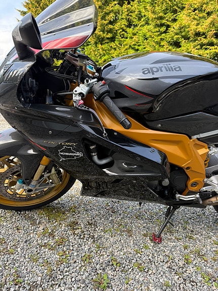 Aprilia RSV 1000 R Factory 2 of 15