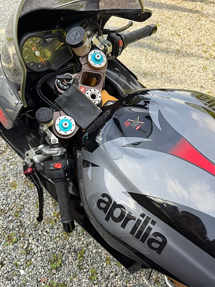 Aprilia RSV 1000 R Factory 12 of 15