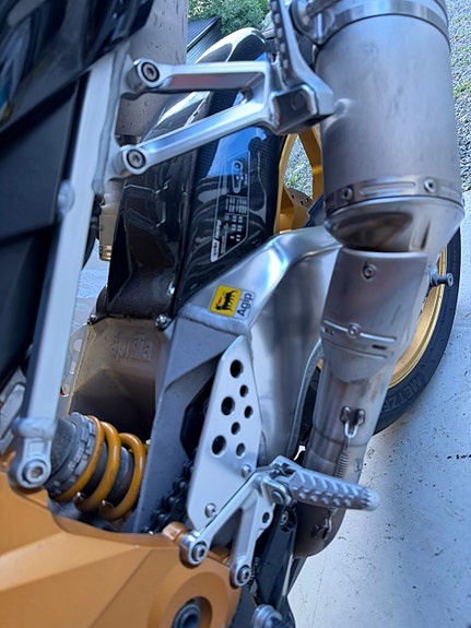 Aprilia RSV 1000 R Factory 10 of 15