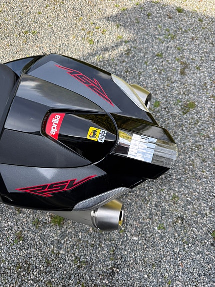 Aprilia RSV 1000 R Factory 10 of 15