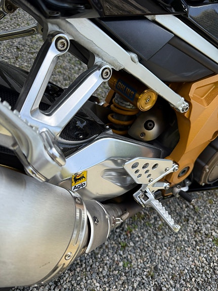 Aprilia RSV 1000 R Factory 8 of 15