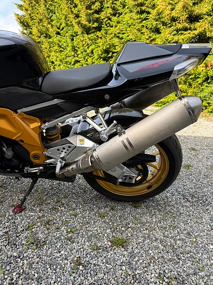 Aprilia RSV 1000 R Factory 4 of 15