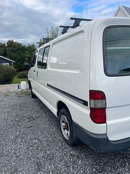 Toyota HiAce 9 of 30