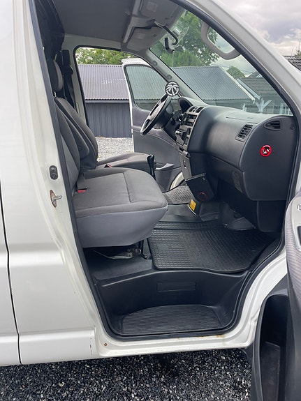Toyota HiAce 19 of 30