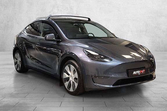 Tesla Model Y 8 of 27