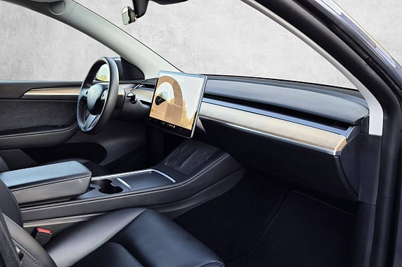 Tesla Model Y 16 of 27