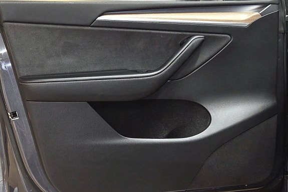 Tesla Model Y 13 of 27