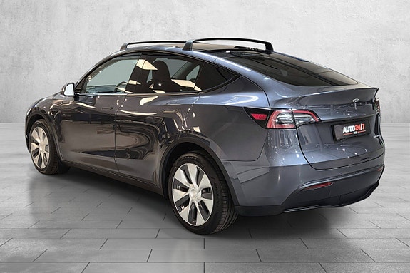 Tesla Model Y 10 of 27