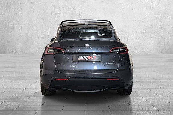 Tesla Model Y 12 of 27