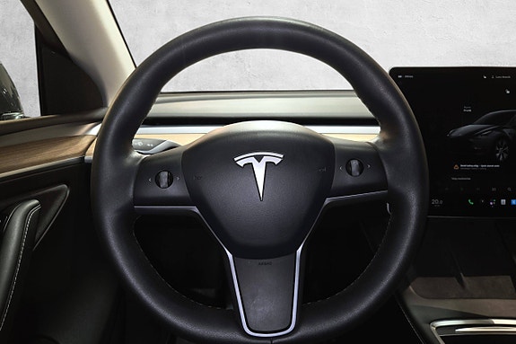 Tesla Model Y 21 of 27
