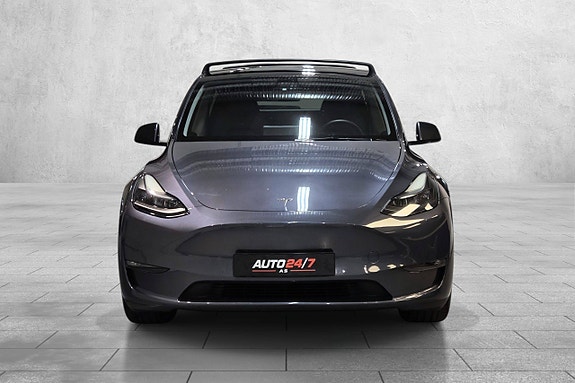 Tesla Model Y 3 of 27