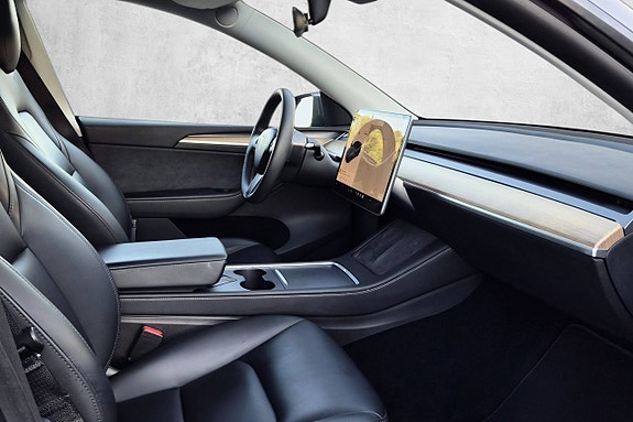 Tesla Model Y 17 of 27