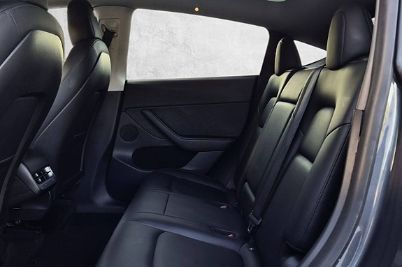 Tesla Model Y 18 of 27