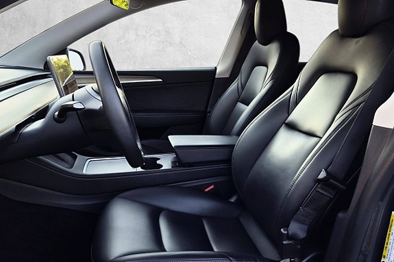 Tesla Model Y 14 of 27