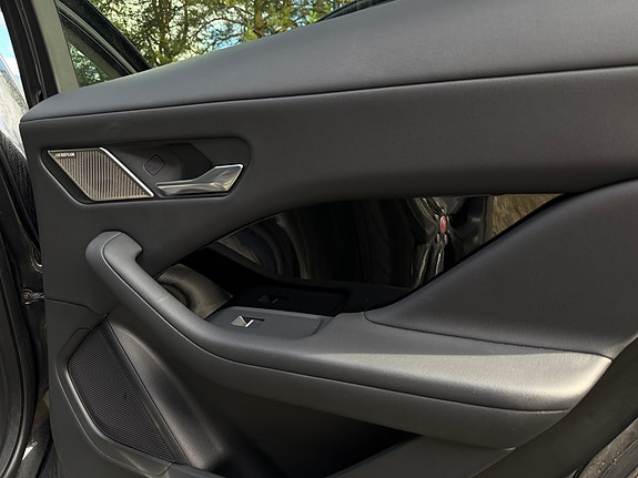 Jaguar I-PACE 27 of 30
