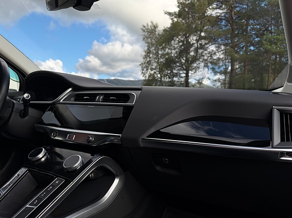 Jaguar I-PACE 26 of 30