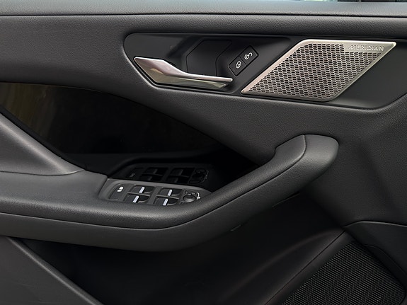 Jaguar I-PACE 21 of 30