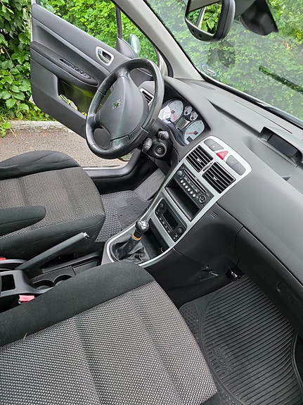 Peugeot 307 SW 11 of 15