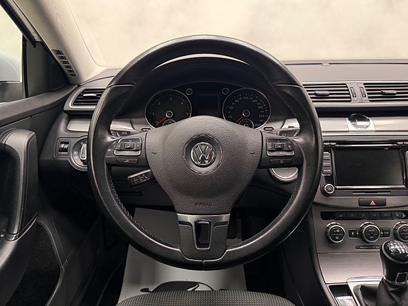 Volkswagen Passat 16 of 30