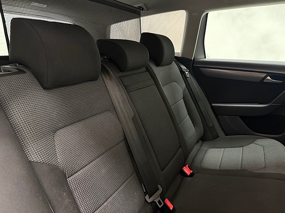 Volkswagen Passat 23 of 30