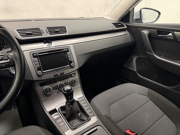 Volkswagen Passat 17 of 30