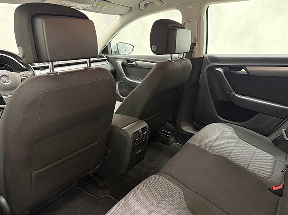 Volkswagen Passat 22 of 30